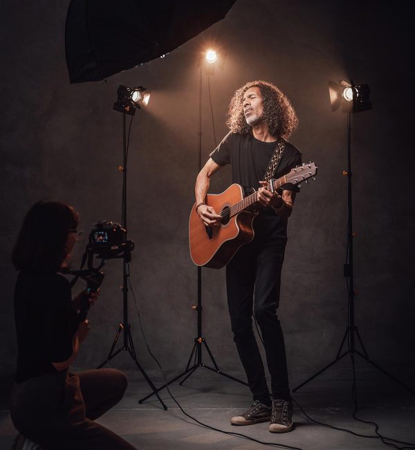 videographer-shoots-how-a-talented-latin-american-resize.jpg videographer-shoots-how-a-talented-latin-american-resize.jpg