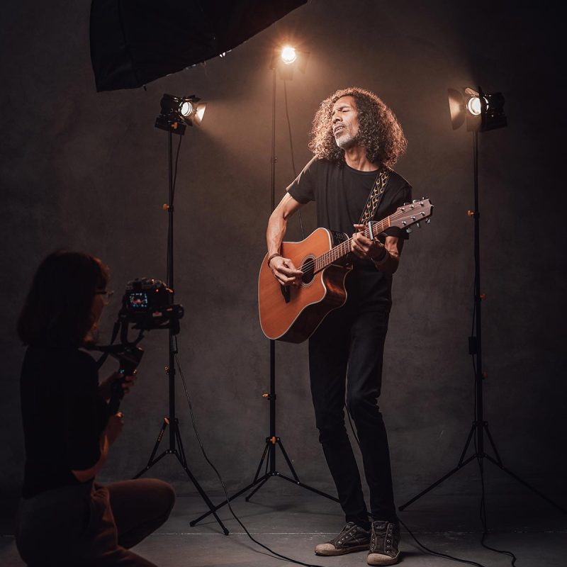 videographer-shoots-how-a-talented-latin-american-resize.jpg videographer-shoots-how-a-talented-latin-american-resize.jpg